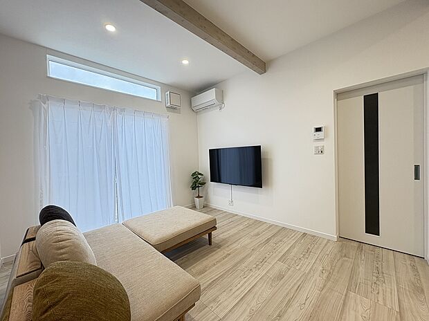 【ダイニング】窓からの明るい採光で心地よい空間です