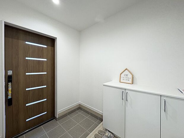 【玄関】明るく広い玄関です。シューズボックスがついています