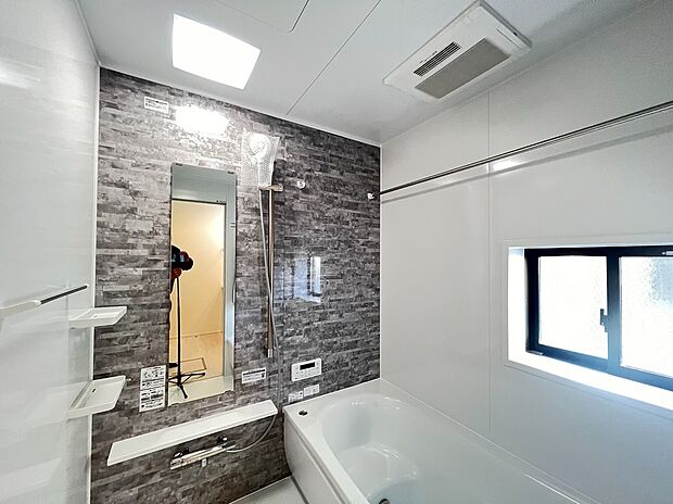 【一日の疲れを癒す、くつろげるバスルーム】浴室乾燥機付きで雨の日や花粉の季節も安心して洗濯可能♪窓付きで換気・採光良好。湿気がこもりにくく、清潔を保ちやすい1日の疲れをしっかりリフレッシュ