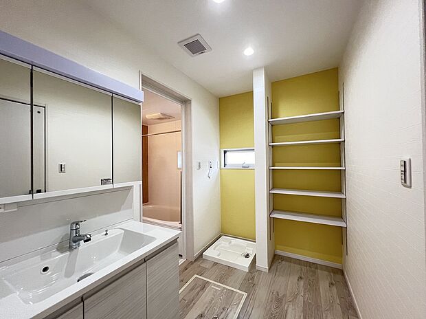 【洗面】可動棚付きで収納充実の洗面スペース