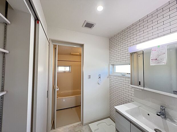 【洗面脱衣室　】ゆとりある洗面空間で朝の準備も快適