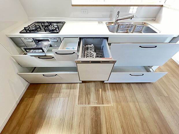 【キッチン】対面キッチン採用で家族との会話が弾む空間設計