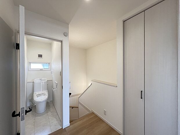 【2F　トイレ】温水洗浄便座付きトイレ