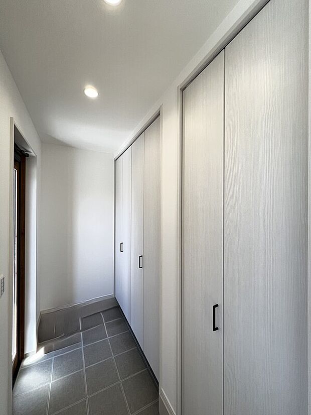 【玄関】靴だけでなく趣味用品も収納できる便利な土間スペース