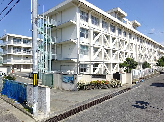 大和高田市立片塩中学校（約824m）