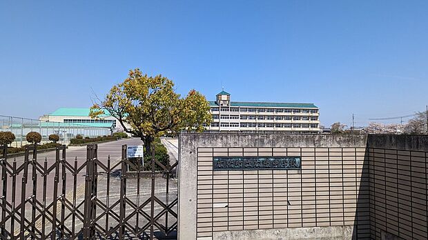 広陵町立広陵中学校(約1,333m)