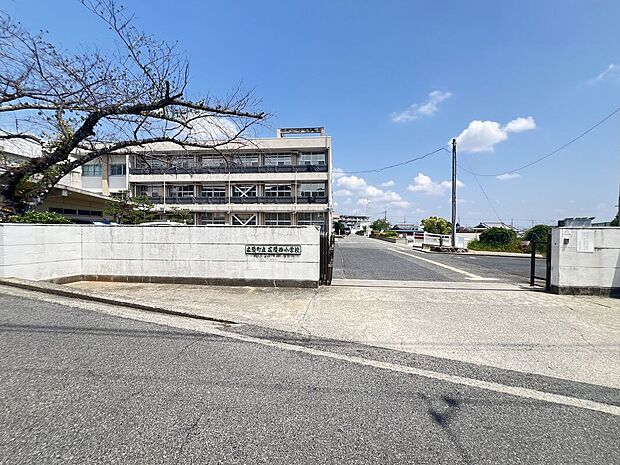 広陵町立広陵西小学校(約1,400m)