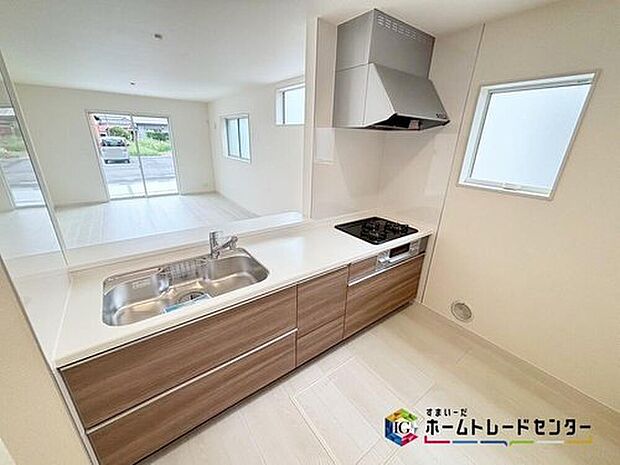 【キッチン】
明るく開放感のあるリビング♪対面式キッチンは、いつでもご家族を感じられる空間作りの重要ポイントになりそうです♪