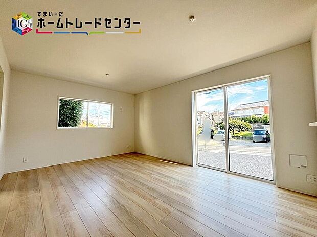 【リビング】
大きな窓のあるリビングは、陽光あふれる明るい空間です♪居心地良く、ご家族皆がゆったり寛げる憩いの空間となりそうです♪