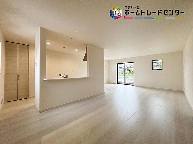 【リビング】
大きな窓のあるリビングは、陽光あふれる明るい空間です。居心地良く、ご家族皆がゆったり寛げる憩いの空間となりそうです。お子様がお庭で遊んでても見守ることができます♪