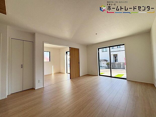 【リビング】
大きな窓のあるリビングは、陽光あふれる明るい空間です。居心地良く、ご家族皆がゆったり寛げる憩いの空間となりそうです。