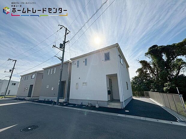 【現地外観写真】※1号棟
一戸建ての大きなメリットは、「自分の土地」を自由に使えること。好きなペットが飼えるほか、ガーデニングやＤＩＹ、車やバイクの手入れなど様々な趣味を楽しめます♪