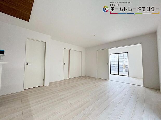 【リビング】
広々としたLDKに、自分好みのインテリアでレイアウト。季節ごとに模様替えなども、楽しみの一つとなりそうです。