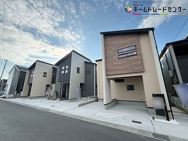 【現地外観写真】
一戸建ての大きなメリットは、「自分の土地」を自由に使えること。好きなペットが飼えるほか、ガーデニングやＤＩＹ、車やバイクの手入れなど様々な趣味を楽しめます♪