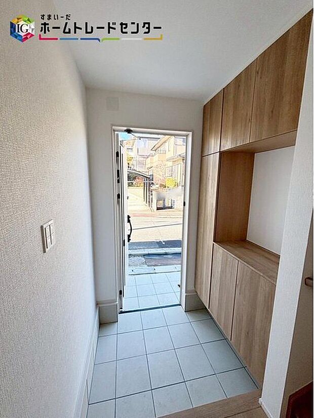 【玄関】※1号棟
コの字型の玄関収納を採用。多くの靴を収納できる上、飾り棚を利用して、お越しいただくお客様をおもてなしできます。