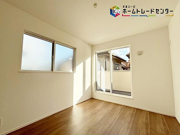 【主寝室】
バルコニーに面した主寝室には、大きな窓を用意しております。暖かい日差し差し込む快適空間となっております。