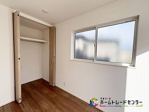 【収納】
主寝室には、充分な広さの収納がございますので、いつでもお部屋をすっきりとお使い頂けそうです。