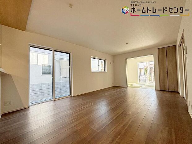 【リビング】
大きな窓のあるリビングは、陽光あふれる明るい空間です。居心地良く、ご家族皆がゆったり寛げる憩いの空間となりそうです。