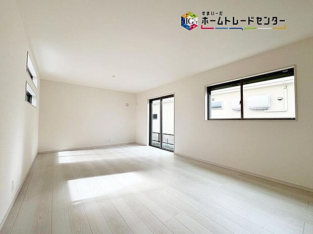 【リビング】
明るく開放感のあるリビング。対面式キッチンは、いつでもご家族を感じられる空間作りの重要ポイントになりそうです♪