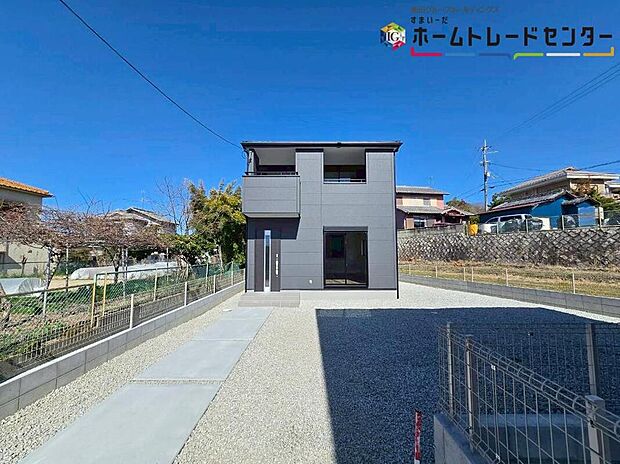 【現地外観写真】※2号棟
一戸建ての大きなメリットは、「自分の土地」を自由に使えること。好きなペットが飼えるほか、ガーデニングやＤＩＹ、車やバイクの手入れなど様々な趣味を楽しめます♪