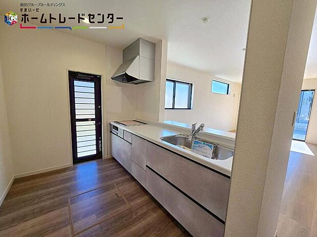 【キッチン】
窓付きの明るく爽やかなキッチンスペース。床下収納もございますので、いつでもすっきりとお使い頂けそうです♪