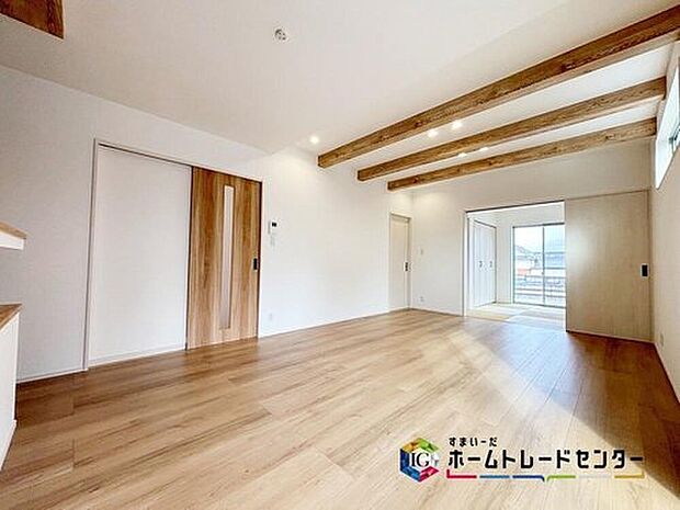 【リビング】
広々としたLDKに、自分好みのインテリアでレイアウト。季節ごとに模様替えなども、楽しみの一つとなりそうです。