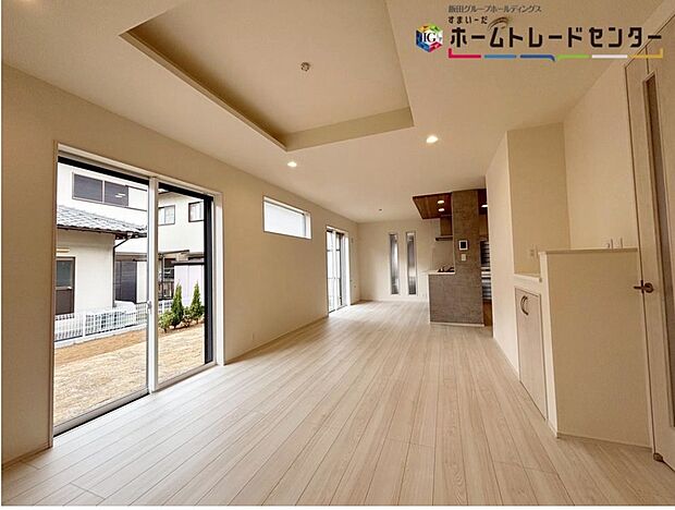 【リビング】
明るく開放感のあるリビング。対面式キッチンは、いつでもご家族を感じられる空間作りの重要ポイントになりそうです。