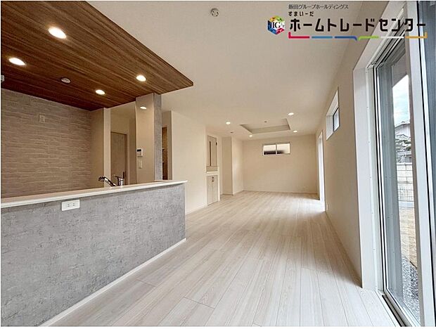 【リビング】
広々としたLDKに、自分好みのインテリアでレイアウト♪季節ごとに模様替えなども、楽しみの一つとなりそうです♪住空間のプランと設備が心地いい時間を豊かに演出します♪