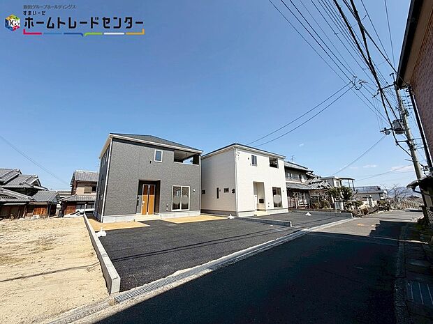 【前面道路含む現地写真】※２号棟側
一戸建ての大きなメリットは、「自分の土地」を自由に使えること♪好きなペットが飼えるほか、ガーデニングやＤＩＹ、車やバイクの手入れなど様々な趣味を楽しめます♪