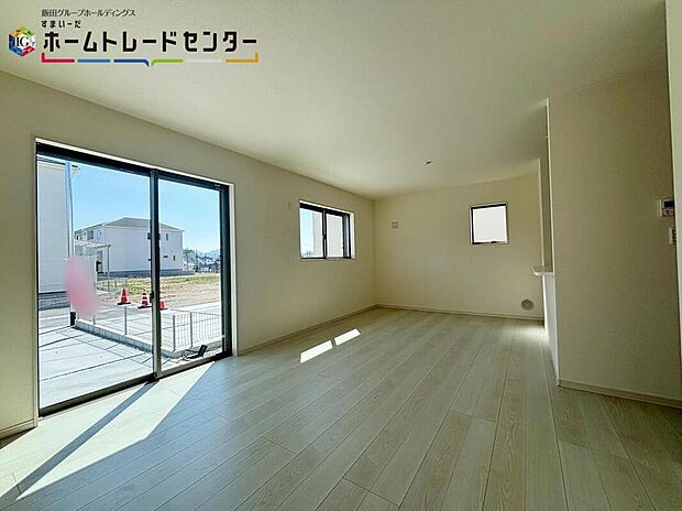 【リビング】
大きな窓のあるリビングは、陽光あふれる明るい空間です。居心地良く、ご家族皆がゆったり寛げる憩いの空間となりそうです。お子様がお庭で遊んでても見守ることができます♪