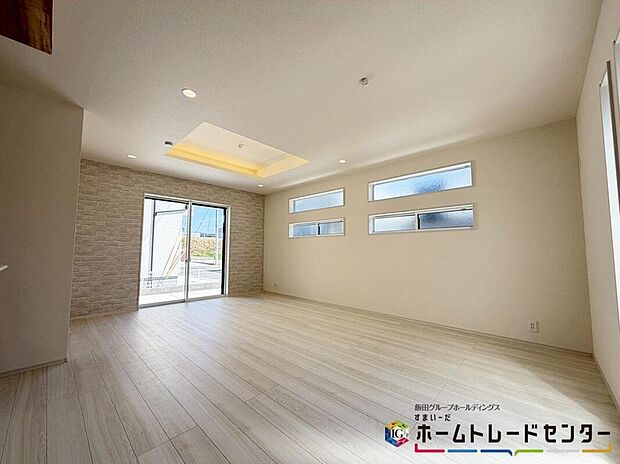 【リビング】
採光良好なリビングは、ご家族の憩いの空間。居心地の良い快適な安らぎの場所にもなりそうです。