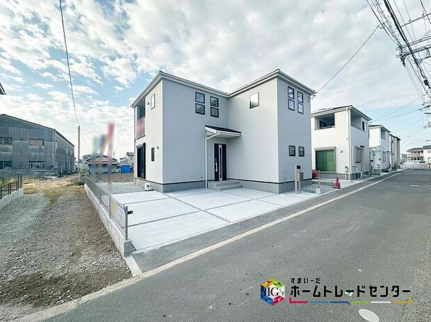 【現地外観写真】
道幅の前面道路なので明るく開放感に溢れた好立地です！お車の出し入れもラクラク♪現地をご覧いただきながら、住まいの夢をお聞かせください♪