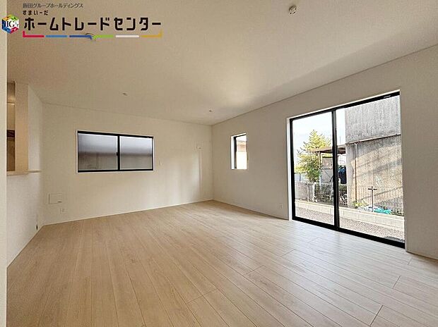 【リビング】
窓の多い室内は、晴れた日の日中は電気をつけなくても明るい印象です。優しい色のフローリングは壁紙ともマッチし、お部屋を更に広く見せてくれる効果も。まずは実際に現地でお確かめ下さい。