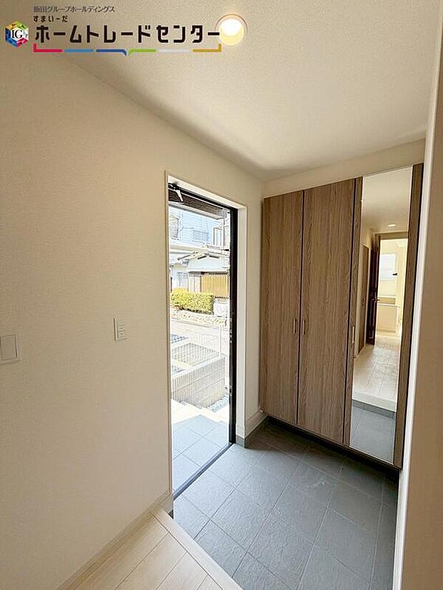 【玄関】
姿見付きの下駄箱で、お家を出る前に今日のコーディネートの最終チェックをすることができます♪