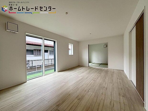 【リビング】
大きな窓のあるリビングは、陽光あふれる明るい空間です♪居心地良く、ご家族皆がゆったり寛げる憩いの空間となりそうです♪