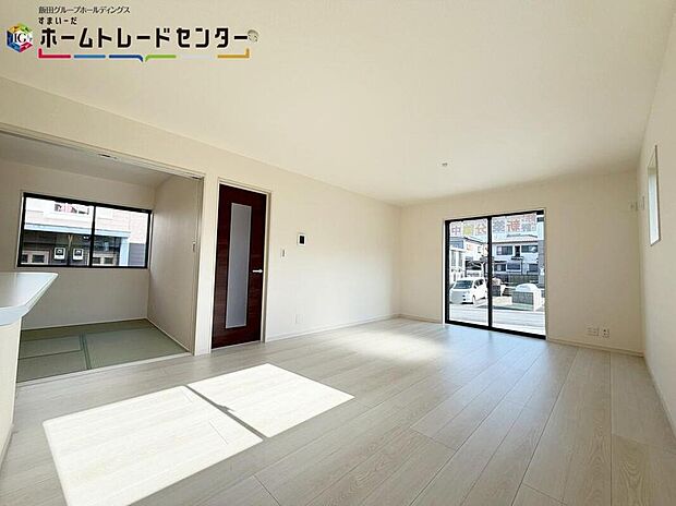 【リビング】
お陽さまの光をさわやかな風をたっぷりとりこめます♪室内はいつも明るい印象なので気持ちの良い朝を迎えられます♪毎日の生活も明るくなりそうな良い予感のするリビングです♪