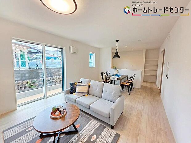 【リビング】
大きな窓のあるリビングは、陽光あふれる明るい空間です♪居心地良く、ご家族皆がゆったり寛げる憩いの空間となりそうです♪