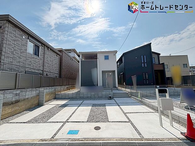 【現地外観写真】※2号棟
洗練されたデザインのお洒落なお住まいです♪グレーがぱっと目をひくシンプルシックでおしゃれな外観♪ゆとりの広さを誇る魅力にあふれています♪