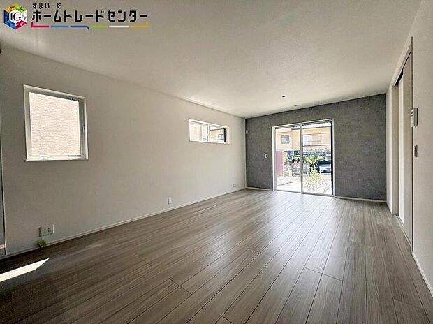 【リビング】
大きな窓のあるリビングは、陽光あふれる明るい空間です。居心地良く、ご家族皆がゆったり寛げる憩いの空間となりそうです。