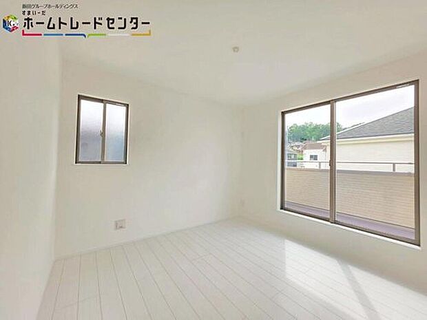 【居室】
採光良好な明るい室内。木の温もりがやさしいフローリングは安らぎをもたらすプライベート空間♪全居室に収納を完備しておりますので、居室の全空間を有効活用出来ます♪