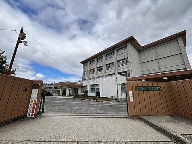 奈良市立富雄南中学校まで2100m

