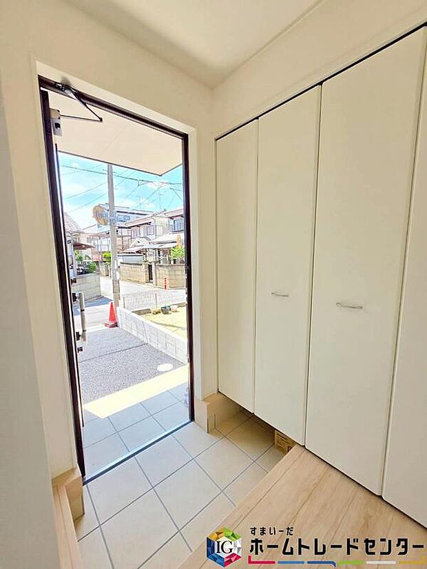 【玄関】※1号棟
心豊かな時間を過ごせる大切なお住まいです！沢山の陽光を取り込んで玄関も明るい印象です！来客の際も、心地よく楽しいひと時をお過ごし頂けますね。