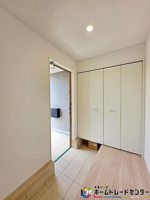【玄関】心豊かな時間を過ごせる大切なお住まいです！沢山の陽光を取り込んで玄関も明るい印象です！来客の際も、心地よく楽しいひと時をお過ごし頂けますね。