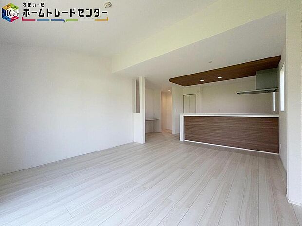 【リビング】
広々とした開放感あふれるリビングです。ゆったり寛げる充分な広さがございますので、ご家族でインテリアのレイアウトを考えるのも楽しみになりそうです。