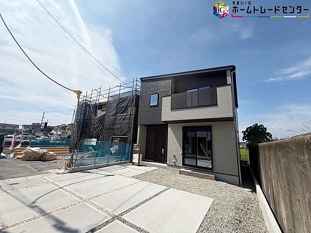 【現地外観写真】※1号棟
立体的なコントラストをもたせた外観が魅力的。ゆとりの広さを備えておりますので、心地良く寛げる安らぎのお住まいとなっております。
