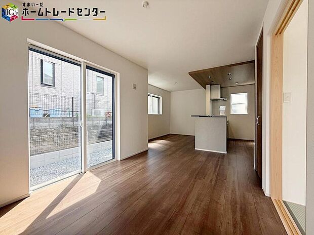 【リビング】
広々としたLDKに、自分好みのインテリアでレイアウト。季節ごとに模様替えなども、楽しみの一つとなりそうです。