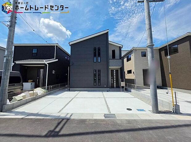 【現地外観写真】カースペース2台分ご用意ございます♪(車種によります)家族分の自転車を駐輪したり、来客用の駐車スペースとしてもお使いいただけます♪花や緑で彩るガーデニングもオススメです♪