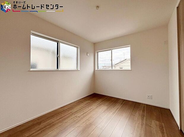 【居室】
心地良い風を感じられる全居室2面採光!風通しがよく効果的に空気の入れ替えができます。充分な広さの収納を備え、採光良好な洋室は、快適空間。プライベートの時間もゆったりお寛ぎ頂けそうです。