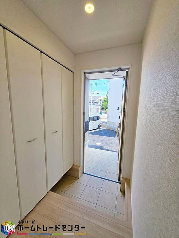 【玄関】
心豊かな時間を過ごせる大切なお住まいです!沢山の陽光を取り込んで玄関も明るい印象です!来客の際も、心地よく楽しいひと時をお過ごし頂けますね。