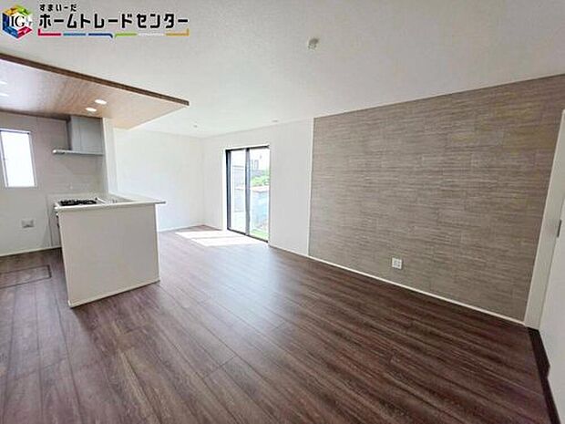 【リビング】
大きな窓のあるリビングは、陽光あふれる明るい空間です。居心地良く、ご家族皆がゆったり寛げる憩いの空間となりそうです。